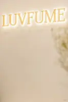 은은한 골드 백라이트 로고 사인 디자인